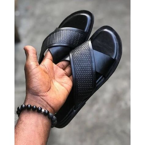 Men / Guys Stylish Outdoor Pam Slippers Black Palm Slippers For Ladies, Palm Slippers, Slippers For Ladies, Streetwear Model, Mens Sandals Fashion, Casual Street Wear, Handmade Slippers, Slippers Online, Fashion Slippers