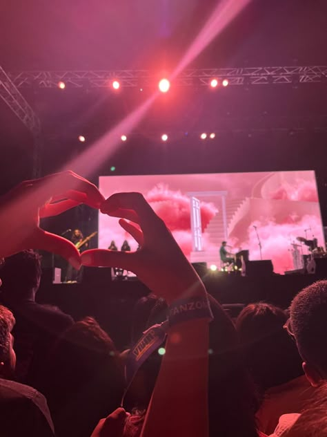 Prateek Kuhad Concert Aesthetic, College Life Aesthetic Indian, College Aesthetic Indian, Prateek Kuhad Aesthetic, Indian College Life Aesthetic, Indian College Aesthetic, Prateek Kuhad Concert, Anirudh Concert, Bits Goa