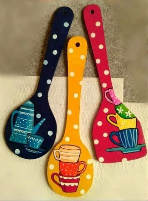 Sand Art Designs, Diy Wall Hanging Ideas, Spatula Painting, Wooden Spoon Crafts, Painted Spoons, Cap Art, Spoon Crafts, Spoon Art, Bottle Cap Art