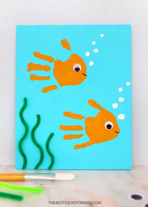 Fish Kindergarten Craft, Easter Finger Painting, Fun Art For Preschoolers, Palm Painting For Kids Handprint Art, Toddler Arts And Crafts Summer, Spring Crafts Daycare, Two Year Old Art Projects, Fish Toddler Crafts, Crafts For Kids 2 Year