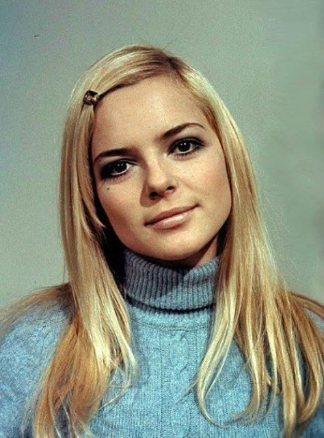 60's Makeup, French Singers, Women Singers, 60’s Fashion, French Icons, French Music, Beautiful France, 60s Women, France Gall