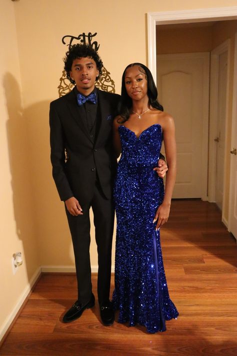 Formal Makeup For Royal Blue Dress, Prom Couples Blue Dress, Prom Couple Royal Blue, Black Prom Ideas Couples, Black And Royal Blue Prom, Black And Blue Prom Couple, Teal Prom Couple, Prom Colors For Couples Black, All Black Prom Couple