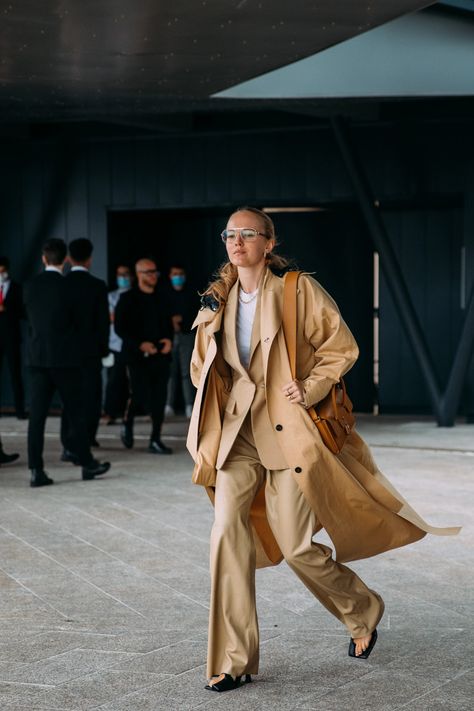 The Best Street Style at Paris Fashion Week Spring 2022 | Vogue Alexandra Carl, Vogue Archive, Lauren Hutton, Cozy Fall Outfits, Moda Paris, Classic Trench Coat, Paris Fashion Week Street Style, Street Style Trends, Camel Coat