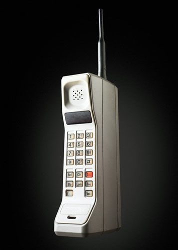 In 1988, the first cell phone came out. These were the first phones that did not use land lines. It reached nearly 3 inches wide, 10 inches long and 4 inches deep in size. Tech Knowledge, Old Cell Phones, Vintage Phones, Phone Plans, Old Phone, Cellular Phone, Phone Design, Telephones, Old Style