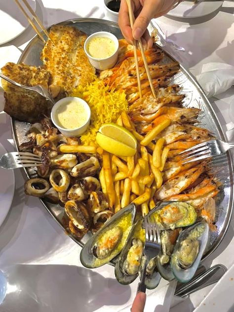 A Filipino word which means stuffing oneself with food. 📍Ocean Basket Ocean Basket, Restaurant Meals, Seafood Plates, Pop Up Restaurant, Seafood Platter, Yummy Comfort Food, Birthday Food, Sea Food, Snap Food