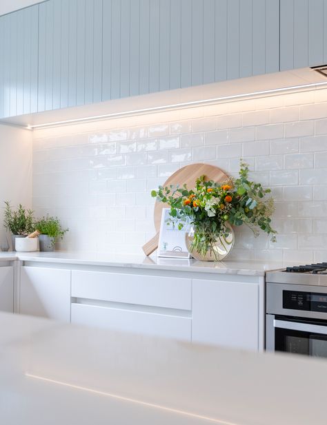 Blue Splashback Kitchen, Kitchen Bench Styling, White Kitchen Splashback Ideas, Kitchen Splashback Ideas, Modern White Kitchen, Kitchen Styling Modern, Kitchen Splashback, Blue Cabinets, White Kitchen Design