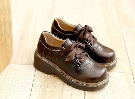 Lace Up Oxford Shoes, Oxford Shoes Brown, Oxford Platform Shoes, Heels Patterns, Oxford Platform, Brown Leather Shoes, Leather Brogues, Poses References, Retro Women