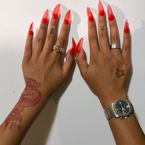 Dragon Hand Tattoo, Rihanna Hand Tattoo, Targaryen Tattoo, Red Dragon Tattoo, Dragon Hand, 16 Tattoo, Snakebites, Dragon Tattoo For Women, Inspiration Tattoos