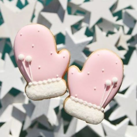 Pastel Christmas Sugar Cookies, Pastel Christmas Cookies, Pink Christmas Cookies, Winter Cookies Decorated, Royal Icing Christmas Cookies, Christmas Sugar Cookies Decorated, Cute Christmas Cookies, Royal Iced Cookies, Gingerbread House Ideas