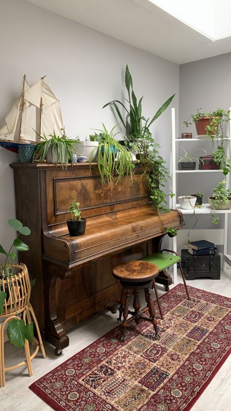 Piano Plant Decor, Upright Piano Aesthetic, Antique Piano Decor, Piano Room Aesthetic, Piano Decorating Ideas, Small Piano Room, Boho Piano, Upright Piano Decor, Piano Aesthetics