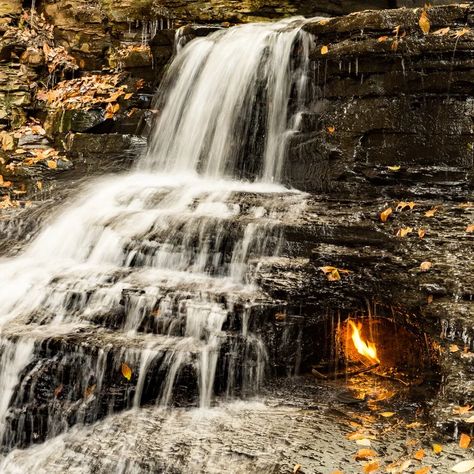 Meet Eternal Flame Falls: An Eerily Beautiful Spot In Western New York - TravelAwaits Tennessee Waterfalls, Hot Dog Stand, Eternal Flame, Western New York, Autumn In New York, The Uncanny, Pretty Places, Great Lakes, Adventure Awaits