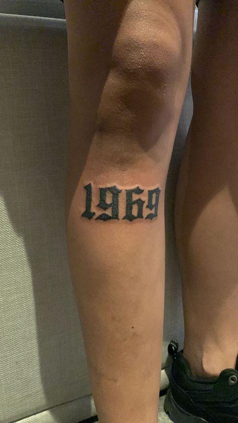 Tatuagem de data na perna Birth Year Leg Tattoo Men, Number Knee Tattoo, Roman Numbers Tattoo, Number Tattoo Fonts, Tattoo Font For Men, Black Men Tattoos, Men's Small Tattoo, Number Tattoos, Old Tattoos