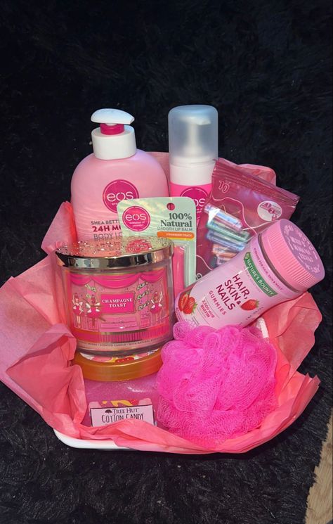 Bsf Valentine Basket, Pink Themed Gift Basket Birthday, Baskets For Your Girlfriend, Bestie Valentines Basket, Cute Valentines Day Gifts For Bsf, Small Valentines Basket, Pink Self Care Basket, Boujee Birthday Gift Ideas, Stuff To Put In A Gift Basket