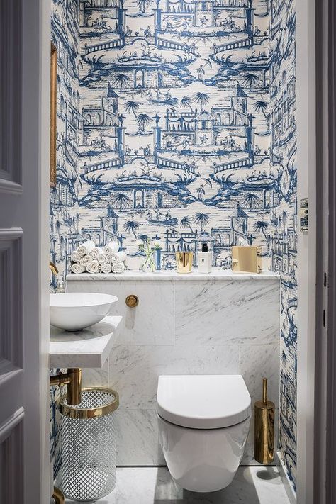 Swedish Apartment, Blue And White Wallpaper, Bilik Air, Chinese Wallpaper, Retro Revival, Bad Inspiration, Downstairs Toilet, Small Toilet, Bathroom Wallpaper