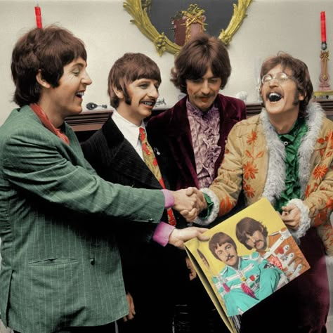 Rock Gallery ✨ on Instagram: “The Beatles in 1967 holding a copy of Sgt Pepper ✨” Beatles 1967, Beatles Baby, Sgt Peppers Lonely Hearts Club Band, Beatles Sgt Pepper, The Beatles 1, Lonely Hearts Club, Beatles Photos, Beatles Pictures, Sgt Pepper