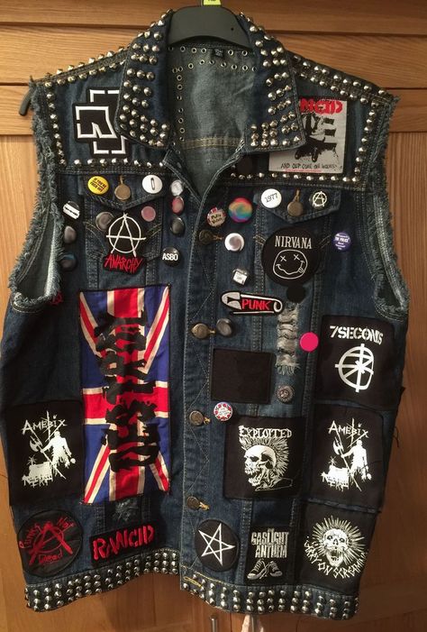 Diy Punk Clothes, Diy Fashion Ideas, Punk Mode, Punk Diy, Punk Fashion Diy, Punk Culture, Punk Patches, Battle Jacket, Grunge Dress