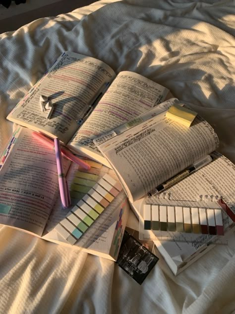 Book Annoting Aesthetic, Journaling And Reading Aesthetic, Aesthetic Studying Notes, Reading And Journaling Aesthetic, Books Notes Aesthetic, Annoting Books Ideas, Book Study Aesthetic, Note Books Aesthetic, Reading Mood Board