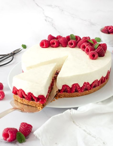 Une recette de cheesecake sans cuisson aux framboises fraîches, détaillée en pas à pas, pour un dessert ou un goûter frais et léger ! Cheesecake Entremet, Chesse Cake, Dessert Fruits, Desserts Faciles, Raspberry No Bake Cheesecake, Dessert Leger, Fruit Cake Design, Dessert Cheesecake, Light Dessert