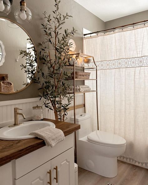 Bathroom For Apartment, Small Bathrooms With Stand Up Showers, Bathroom Interior Design Traditional, Bathroom Ideas Dark Brown Cabinets, Cozy Clean Bathroom Ideas, Black Brown And Gray Bathroom, Guest Bathroom Ideas Shower Curtains, Ways To Hang Shower Curtains, Light Pink And Gold Bathroom