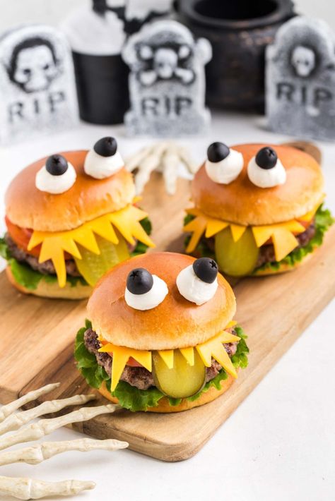 Regular Burger, Halloween Themed Appetizers, Halloween Sandwiches, Spooky Dinner, Halloween Breakfast, Gluten Free Buns, Easy Halloween Food, Halloween Appetizers, Cute Snacks