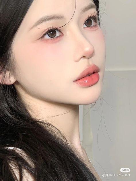 Cat Face Type Korean, Soft Douyin Makeup Look, Korea Makeup Look Natural, Cold Tone Makeup Korean, Soft Douyin Makeup, Douyin Makeup On Western Features, Peachy Makeup, Cool Tone Makeup Korean, Douyin Makeup White Person