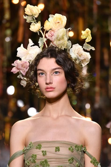 Models on the Dior runway looked like something out of a forest fairy tale wearing elaborate flower crowns and romantic makeup. Dior Spring 2017, Couture Hairstyles, Look Rose, Paolo Roversi, Flowers In Her Hair, Dior Dress, Christian Dior Haute Couture, Tim Walker, Dior Haute Couture