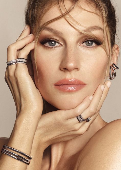 Gisele Bundchen Vivara Icon Jewelry Campaign | Fashion Gone Rogue Gisele Caroline Bündchen, Icon Jewelry, Patrick Demarchelier, Jewelry Editorial, Campaign Fashion, Helena Christensen, Jewelry Photoshoot, Gisele Bündchen, Rich Women