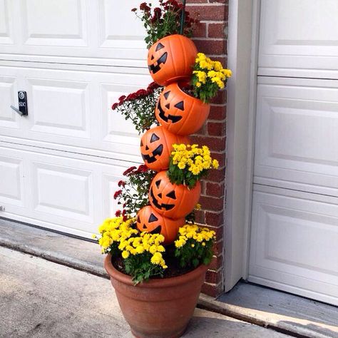 Pumpkin flower tower - use a green plastic coated plant stake, drill holes in the pumpkins, slide them on the stakes and plant. Perfect for Halloween! Halloween Outdoor Decorations Ideas, Diy Halloween Outdoor Decorations, Outdoor Decorations Ideas, Diy Halloween Outdoor, Halloween Diy Outdoor, Halloween Decorations Outdoor, Flower Tower, Vertical Gardening, Adornos Halloween