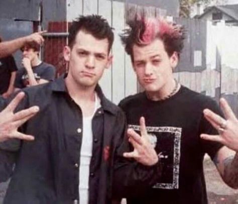 Benji and Joel Madden 2001 Punk Guys, Benji Madden, Pretty Much Band, Joel Madden, Masc Fashion, Good Charlotte, Taking Over The World, Blink 182