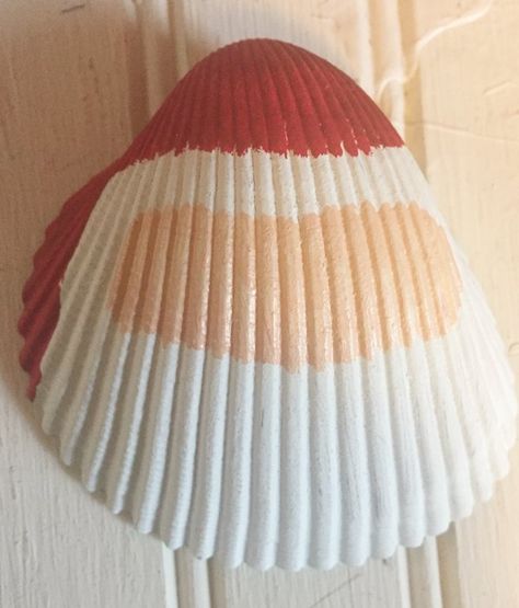 Santa Seashell Ornaments, Seashell Ornaments Diy, Seashell Christmas Ornaments, Seashell Christmas, Shell Painting, Seashell Projects, Art Coquillage, Easy Christmas Ornaments, Mercury Glass Christmas Ornaments