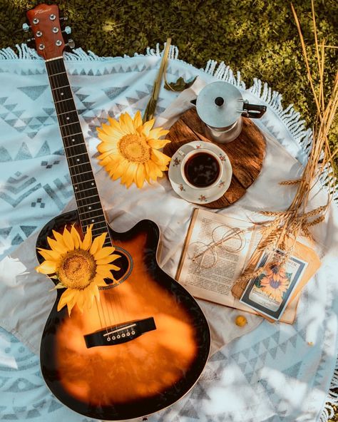 Guitar And Sunflower Tattoo, Guitar With Flowers, Sunflower Guitar, Guitar In Field Aesthetic, Golden Hour Guitar, Pretty Wallpapers Tumblr, Yellow Aesthetic, Screen Savers, Pretty Wallpapers