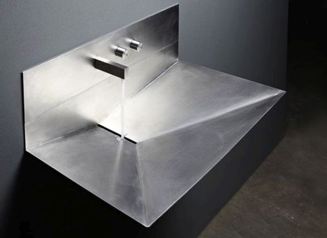 New sinks by Antonio Lupi Design are perfect for fans of minimalism Toilette Design, Metal Sink, Washbasin Design, Bathroom Furnishings, Bad Design, Steel Furniture, Metal Furniture, Metal Design, Wash Basin