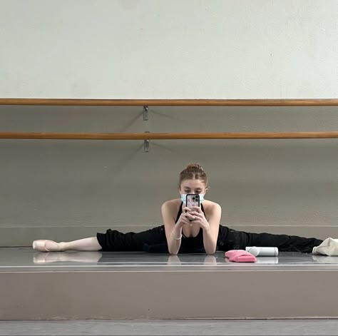 Ballet Dancer Stretching, Ballet Grunge Aesthetic, Ballet Off Duty Aesthetic, Ballet Mirror Selfie, Off Duty Dancer, Ballet Selfie, Dancer Off Duty, Flexible Aesthetic, Flexibility Aesthetic