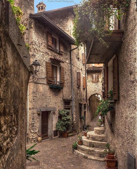 Garda Italy, Italian Village, Destination Voyage, Italy Photo, Medieval Town, Beautiful Villages, Umbria, Travel Insurance, Wonderful Places