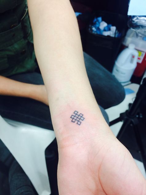 Endless knot tattoo Endless Knot Tattoo, September Tattoo, Endless Knot, Knot Tattoo, A T, Trinity Knot, Simplistic Tattoos, Minimalist Wallpaper, Finger Tattoos