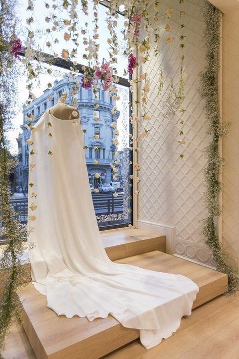 Bridal Display, Bridal Shop Interior, Bridal Shop Decor, Bridal Shop Ideas, Boutique Window Displays, Bridal Boutique Interior, Wedding Window, Bridal Showroom, Stand Feria