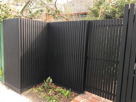 Aluminium Batten Fence, Black Front Fence, Black Timber Fence, Black Fence Ideas, Black Wooden Fence, Black Wood Fence, Batten Fence, Pine Fence, Modern Wood Fence