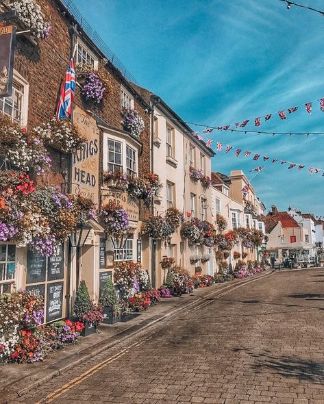 Join me on a journey to the magical seaside town of Deal with its colourful narrow streets, beautiful beach, the pier, quirky architecture and two castles!| UK travel | UK seaside town | secret locations | hidden gems | Kent | UK holiday | picturesque towns in England | seaside retreat | places to visit in the UK | best UK seaside towns | UK beach | UK seaside breaks | best seaside town in the UK | best seaside town in Kent | best seaside towns near London | things to do in Kent | Insta-worthy Towns In England, Uk Beach Aesthetic, Seaside England, Seaside City Aesthetic, Seaside Town Aesthetic, Small Seaside Town Aesthetic, Quirky Architecture, Kent Uk Beautiful Places, Beach Town Aesthetic