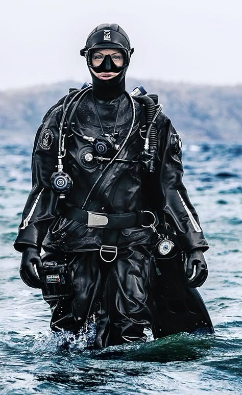 Diver Suit, Old Diver Suit, Atmospheric Diving Suit, Scuba Diving Quotes, Scuba Wetsuit, Diving Springboard, Deep Photos, Technical Diving, Scuba Diving Photography