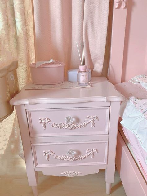 Kawaii Bedside Table, Bedroom Inspirations Pink And White, Pink Themed House, Pink Decor For Bedroom, Bedside Table Pink, Pink Apartment Inspiration, Pink Coquette Room Decor, Cute Pink Decor, Coquette Bedside Table