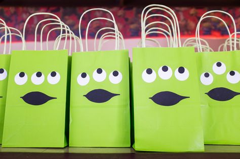 Alien Party Favors Goodie Bags, Toy Story Favor Bags, Toy Story Alien Birthday Party, Toy Story Goodie Bags Diy, Toy Story Birthday Goodie Bags, Diy Toy Story Party Favors, Toy Story Gift Bags, Toy Story Goodie Bags, Buzz Lightyear Party