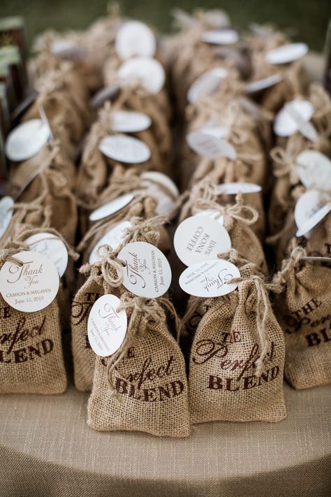 Coffee Giveaways Wedding, Rustic Wedding Giveaways, Rustic Wedding Giveaways Gift Ideas, Coffee Wedding Ideas, Coffee Giveaway Ideas, Coffee Souvenir Wedding, Wedding Coffee Sleeves, Coffee Souvenir, Coffee Wedding Gift