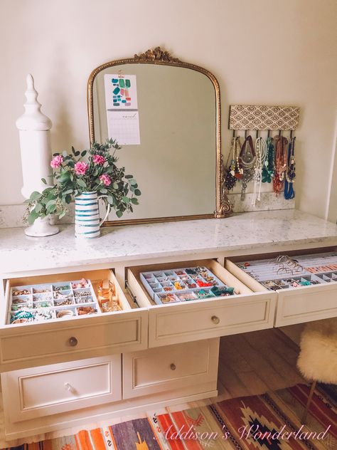 organization-jewelry-earings-necklaces-bracelets-mirror-marble-vanity-flowers-simple Target Jewelry Organizer, Jewlerie Organization, Bead Organization Ideas, Wallpaper In Home, Earing Organizer, Earring Organization, Jewelry Organization Ideas, Hair Display, Vanity Nook