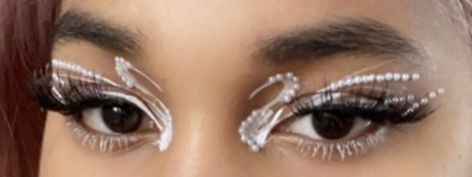 White Feather Makeup, White Swan Costume Makeup, White Swan Makeup Look, White Swan Makeup Halloween, Dark Swan Makeup, Black Swan Inspired Makeup, Black Swan Hairstyle, White Swan Nails, Swan Eyeliner