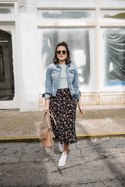 25 Mid Size Summer Outfits: What to Wear to Flaunt Your Curves 41 Skirt With Denim Jacket, Denim Jacket Trend, Denim Jacket Outfit, Denim Jacket With Dress, Spring Summer Outfits, Outfits Casuales, Modest Outfits, Skirt Outfits, Jacket Style