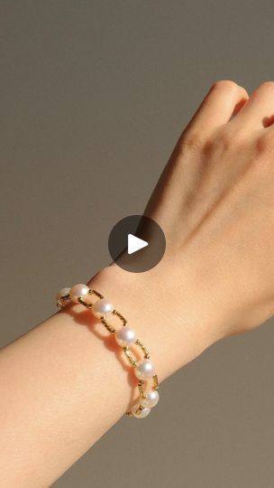 Diy Pearl Bracelet, Pearl Bracelet Tutorial, Wedding Jewelry Sets Bridal Jewellery, Pearls Bracelet, Bracelet Craft Diy, Pearls Diy, Bridal Jewellery, Bracelet Crafts, Bead Jewellery