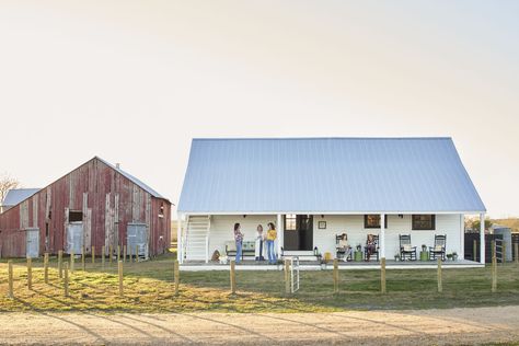 countryliving Cottage Porch Ideas, Small House Pictures, Smoked Sausage And Potato Recipe, Country Living Room Furniture, Angel Biscuits, Nantucket Cottage, Texas Farmhouse, Small Cottage House, Country Living Fair