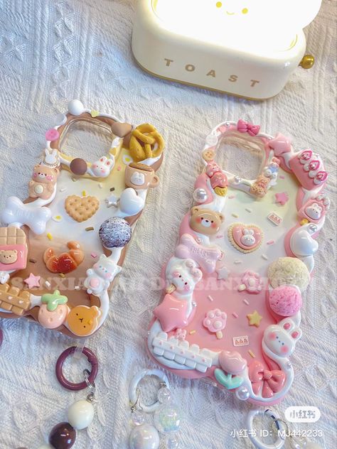 Diy Phone Case With Charms, Decoden Airpods Case, Diy Decoden Phone Case, Decoden Phone Case Pink, Decoden Phone Case Ideas, Junk Charm Phone Case, Decoden Phone Case Sanrio, Deco Phone Cases, Cake Phone Case