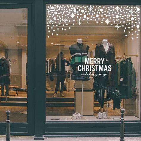 10 Fun Christmas Window Display Ideas for Your Store Christmas Shop Displays, Retail Window Display, Hanging Snowflakes, Gold Star Stickers, Christmas Shop Window, Christmas Window Painting, Christmas Window Stickers, Window Mural, Window Poster