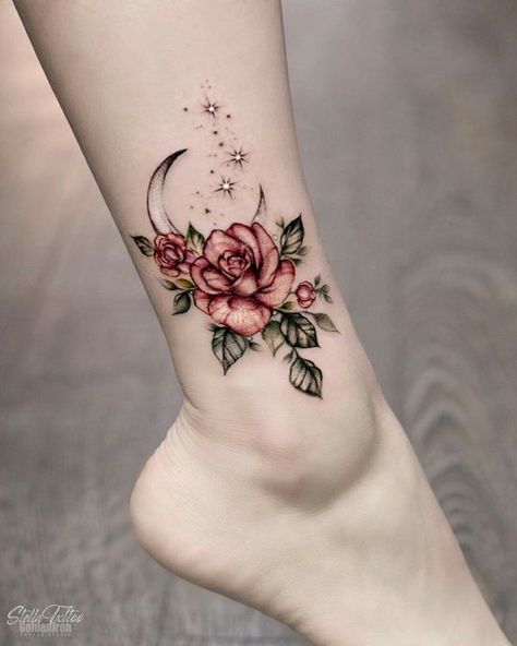 tatuajes con rosas simbólicos, tatuaje pierna mujer, dibujo de luna, estrellas y rosas, tattoos con significado Tato Henna, Cat Tattoos, Butterfly Tattoos, Make Tattoo, Tiny Tattoo, Cool Small Tattoos, Celtic Tattoos, Tattoo Feminina, Men Hair